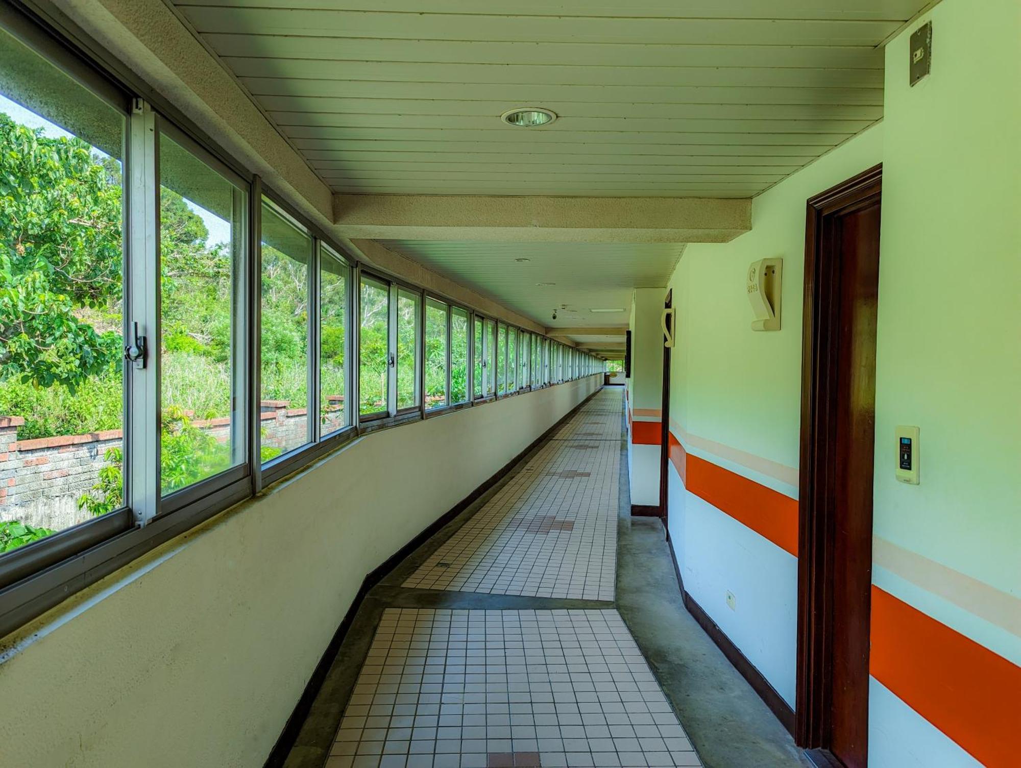 Howard Beach Resort Kenting Kültér fotó A corridor in the 1970s