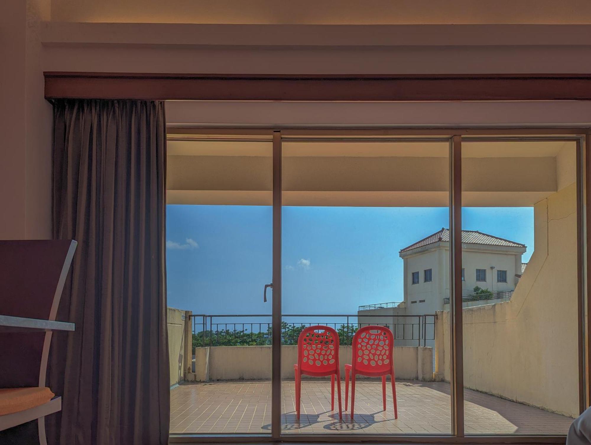 Howard Beach Resort Kenting Kültér fotó A sliding door