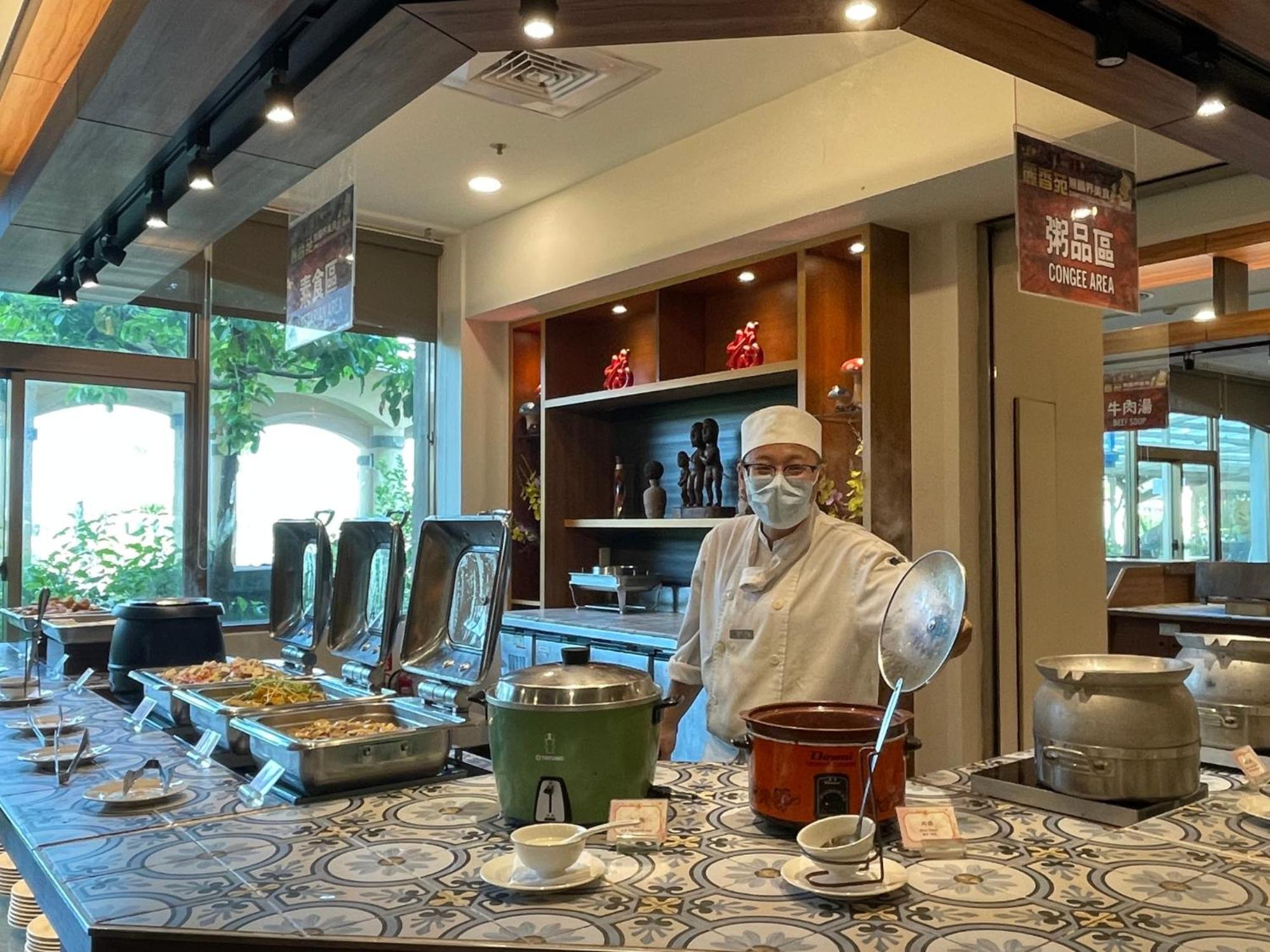 Howard Beach Resort Kenting Kültér fotó A buffet at a hotel in Taiwan