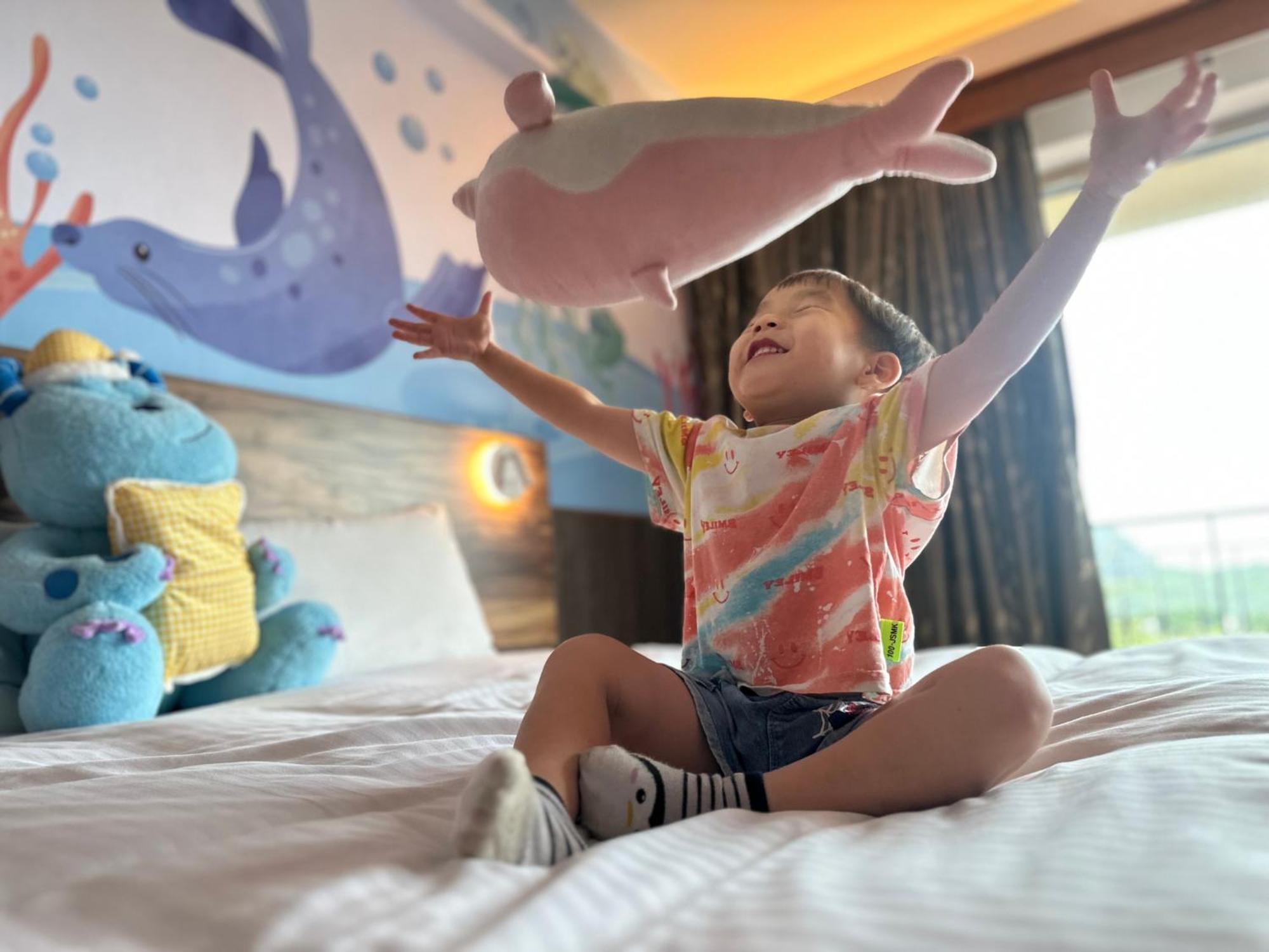Howard Beach Resort Kenting Kültér fotó A child playing with a toy