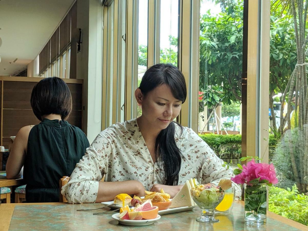 Howard Beach Resort Kenting Kültér fotó A woman eating a meal