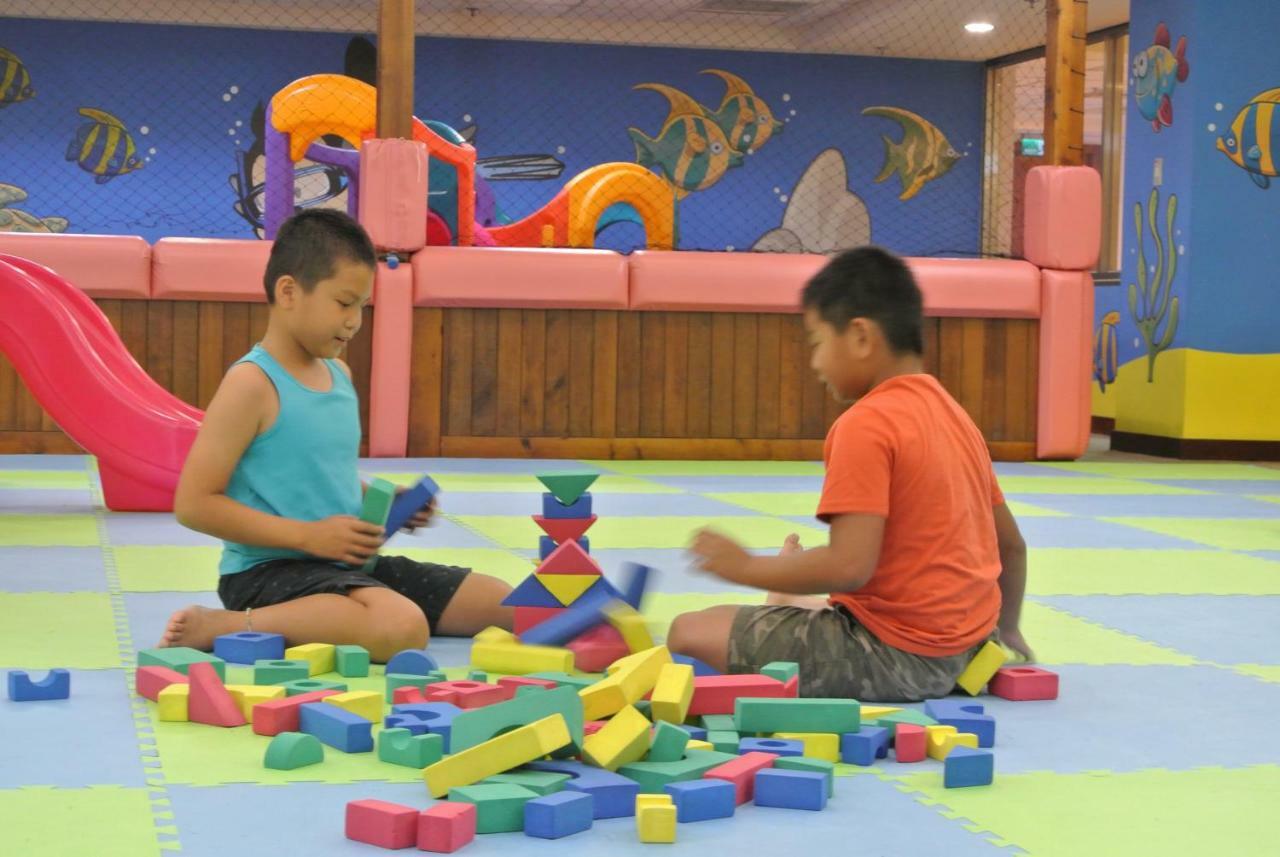 Howard Beach Resort Kenting Kültér fotó Children playing with blocks