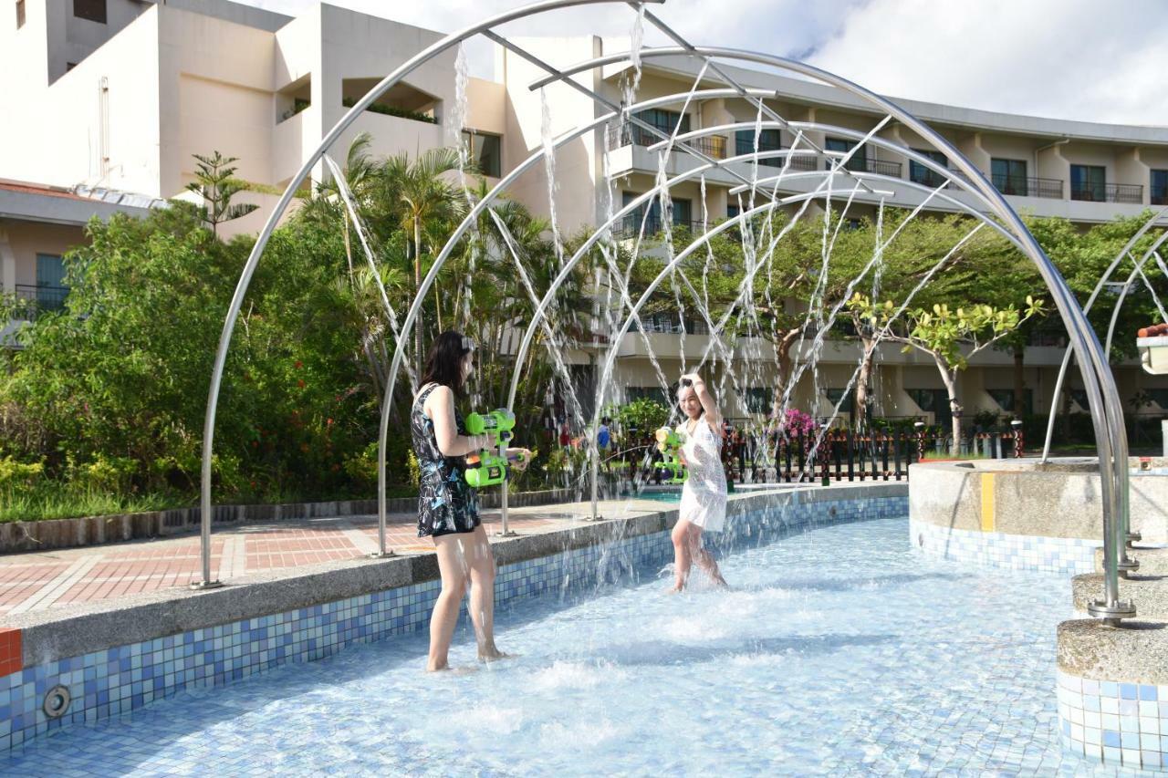 Howard Beach Resort Kenting Kültér fotó Fountains at the park