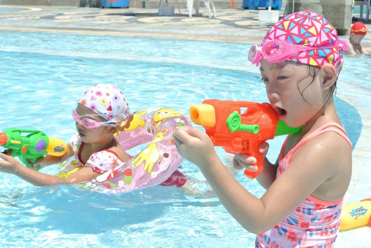 Howard Beach Resort Kenting Kültér fotó Children playing with water guns