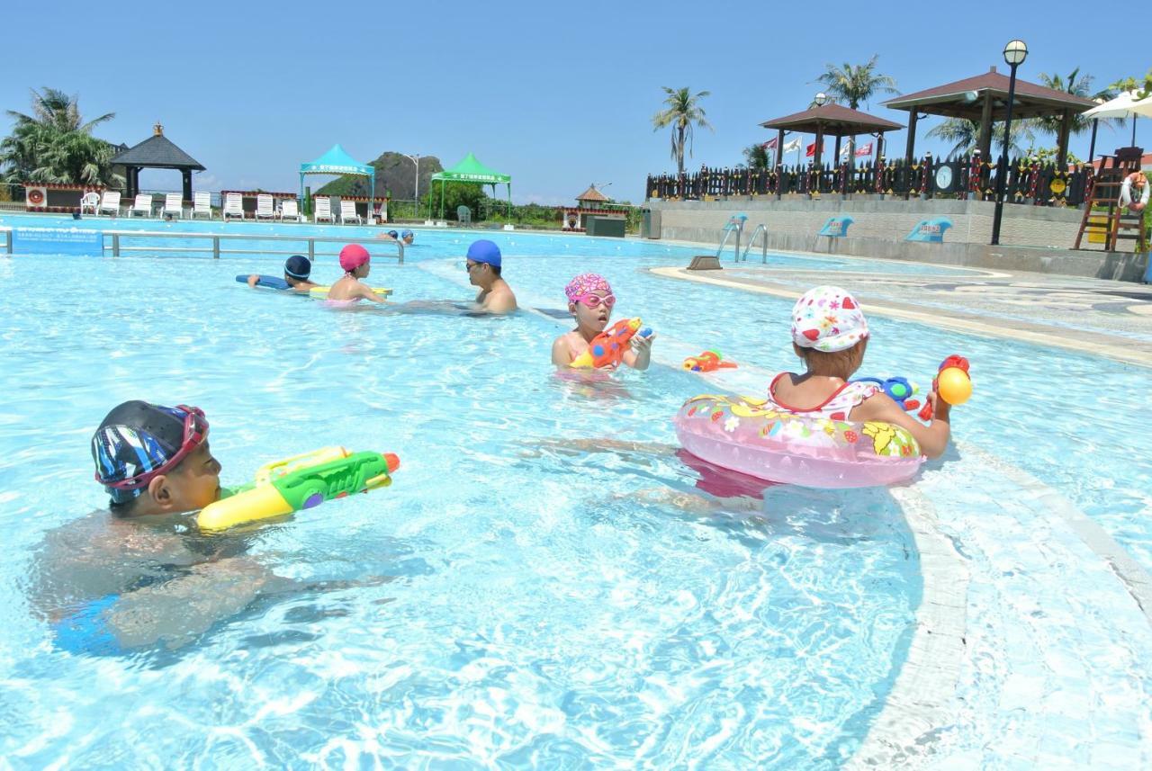 Howard Beach Resort Kenting Kültér fotó Children playing in a swimming pool