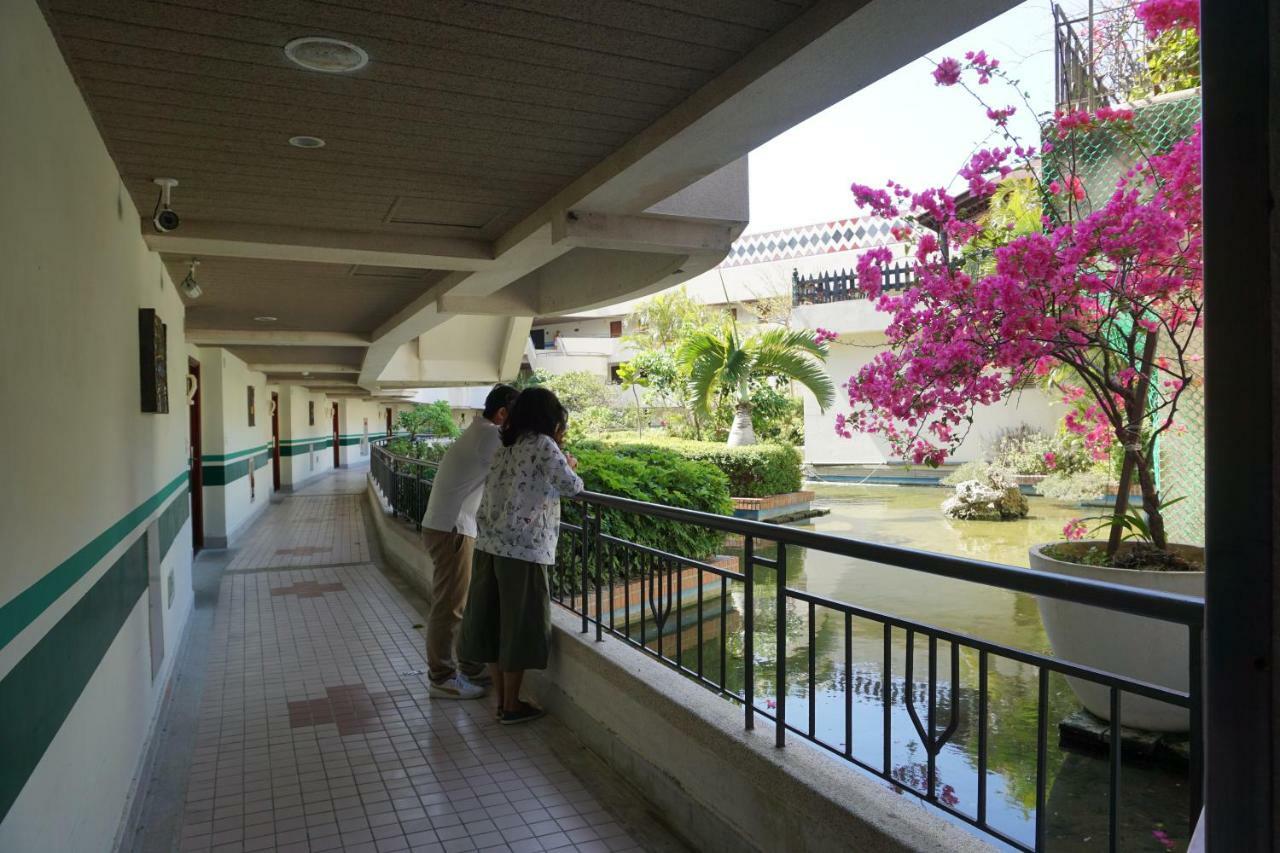 Howard Beach Resort Kenting Kültér fotó The university's main building