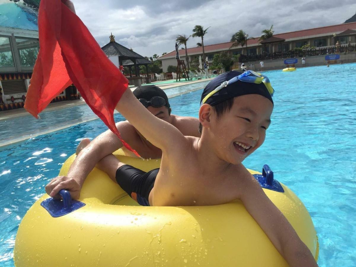 Howard Beach Resort Kenting Kültér fotó Children playing in a swimming pool