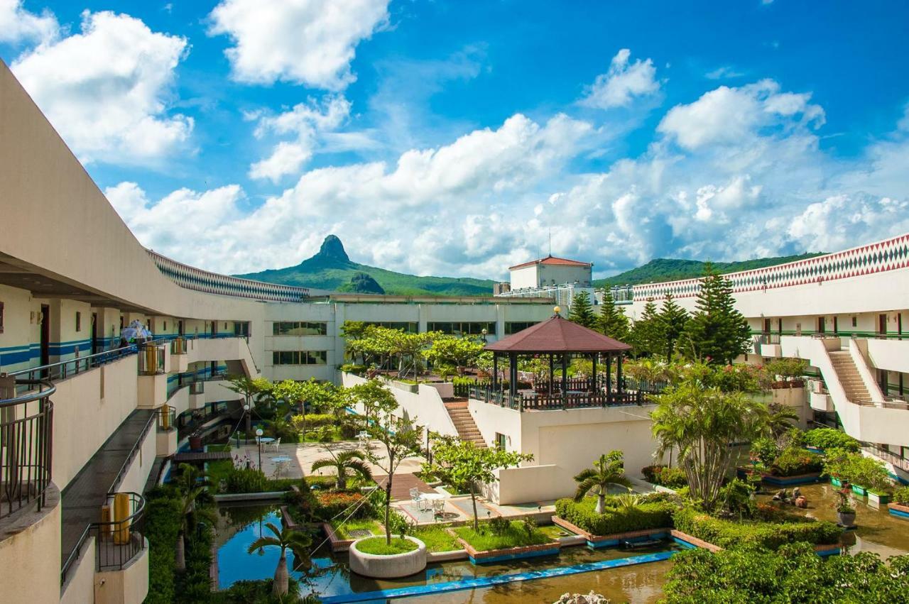 Howard Beach Resort Kenting Kültér fotó View of the campus